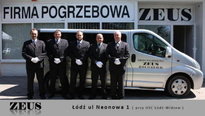 Zespół firmy pogrzebowej ZEUS przed zakładem przy ulicy Neonowej w Łodzi